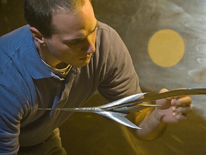 Testingeniøren Mark D'Aprile med en nåleformet modell av et supersonisk jetfly, montert i NASAs Langley Unitary vindtunnel, i 2008. Målet er å finne en utforming som gir svakere overlydssmell. (Foto: NASA/Sean Smith) Testingeniøren Mark D'Aprile med en nåleformet modell av et supersonisk jetfly, montert i NASAs Langley Unitary vindtunnel, i 2008. Målet er å finne en utforming som gir svakere overlydssmell. (Foto: NASA/Sean Smith)