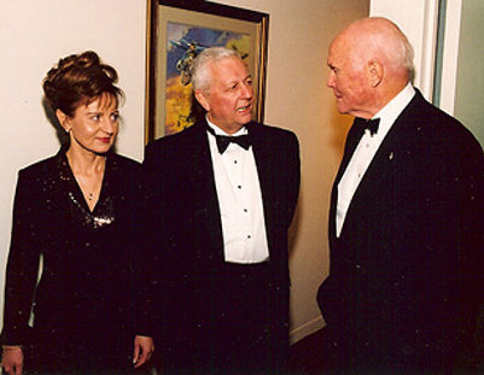 Robert Farquhar og John Glenn (t.h) ved en mottagelse på National Air and Space Museum i 2001. (Foto: NASA) Robert Farquhar og John Glenn (t.h) ved en mottagelse på National Air and Space Museum i 2001. (Foto: NASA)
