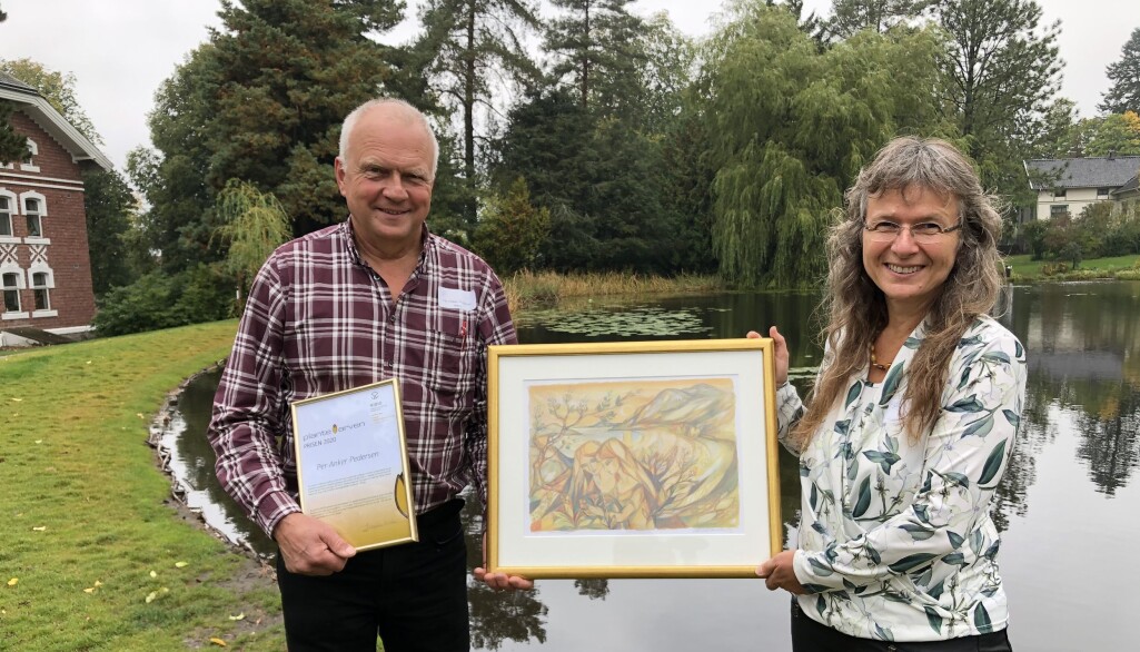 Årets prisvinnar Per Anker Pedersen, førsteamanuensis ved NMBU, og Nina Sæther, leiar for Norsk genressursenter i NIBIO. Det er Norsk genressurssenter som tildeler Plantearvenprisen - eit grafisk blad av kunstnaren Otto Østenstad frå Ås. Årets prisvinnar Per Anker Pedersen, førsteamanuensis ved NMBU, og Nina Sæther, leiar for Norsk genressursenter i NIBIO. Det er Norsk genressurssenter som tildeler Plantearvenprisen - eit grafisk blad av kunstnaren Otto Østenstad frå Ås.