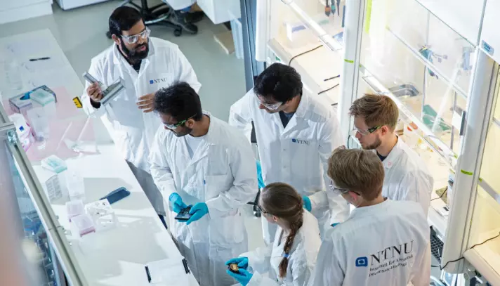 Postdoctoral researcher Sulalit Bandyopadhyay at his lab with his team at the Department of Chemical Engineering at NTNU. They are producing the magnetic beads used in the new test method for SARS-CoV-2 virus (corona test).