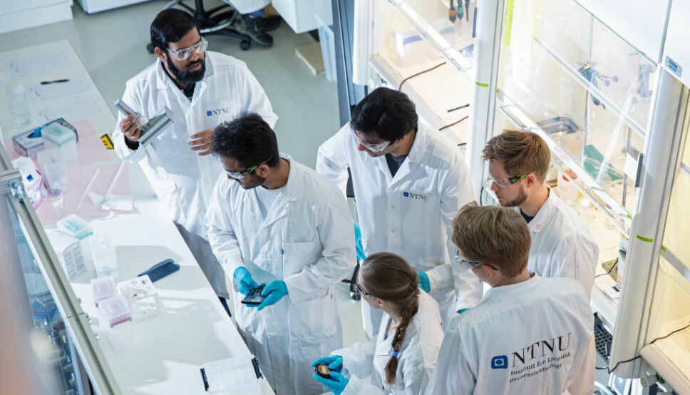 Postdoctoral researcher Sulalit Bandyopadhyay at his lab with his team at the Department of Chemical Engineering at NTNU. They are producing the magnetic beads used in the new test method for SARS-CoV-2 virus (corona test).