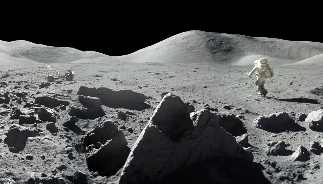 Astronauten Harrison Schmitt går på månen i 1972, på vei til månebilen som du ser i bakgrunnen. Astronauten Harrison Schmitt går på månen i 1972, på vei til månebilen som du ser i bakgrunnen.