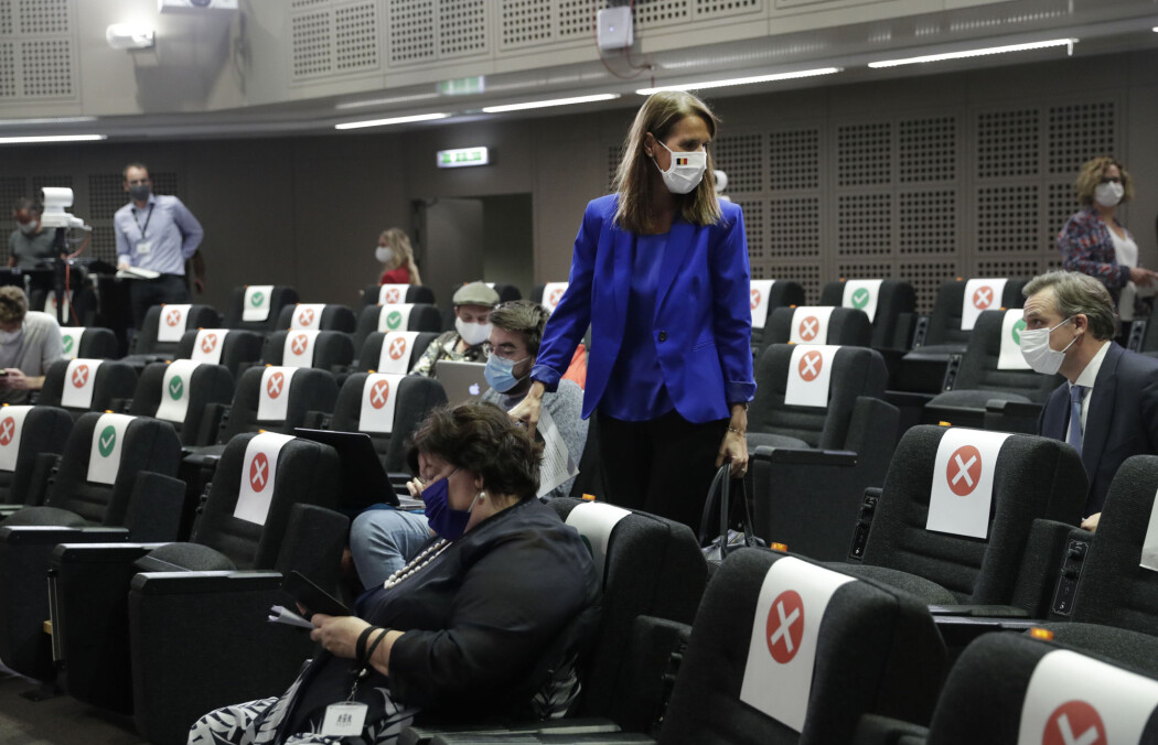 Den belgiske statsministeren Sophie Wilmès er blant politikerne som anklages for å gjemme seg bak ekspertene og ikke forsvare tiltakene mot koronaviruset selv. Den belgiske statsministeren Sophie Wilmès er blant politikerne som anklages for å gjemme seg bak ekspertene og ikke forsvare tiltakene mot koronaviruset selv.