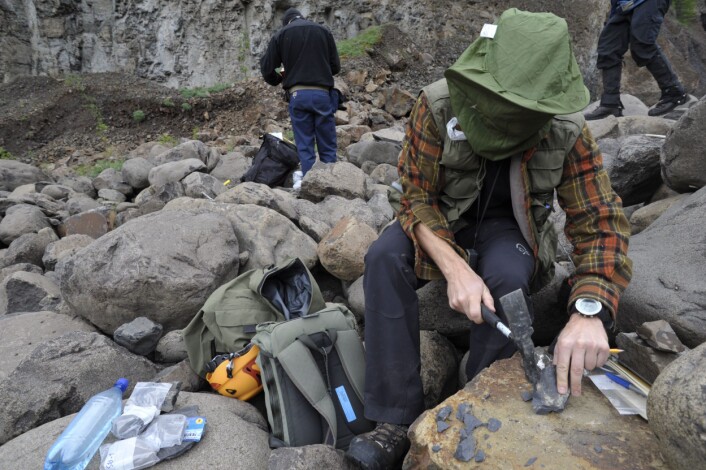 - Svaret ligger i stein, sier Geolog Henrik Svensen. Her i mygghatt på feltarbeid i Øst-Sibir. (Foto: Helge Hovland) - Svaret ligger i stein, sier Geolog Henrik Svensen. Her i mygghatt på feltarbeid i Øst-Sibir. (Foto: Helge Hovland)