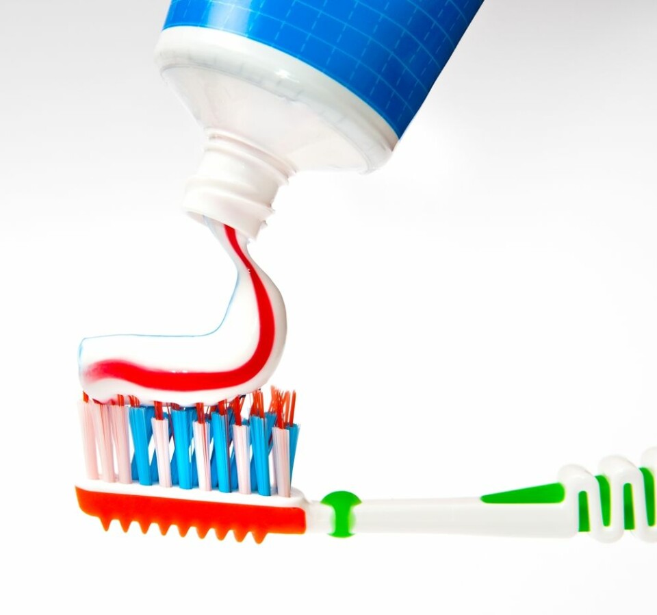Tannpastaene du får kjøpt inneholder i stor grad akkurat det samme. Valget ditt blir derfor om tannpastaen skal være hvit, blå eller rød. Og hva den skal smake. (Foto: Colourbox)