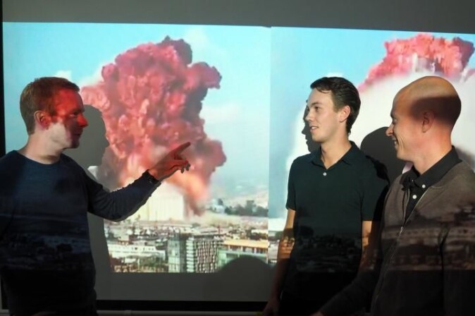 Christian Pedersen (t.v.), Ole Petter Maugsten og Andreas Carlson forteller at sprengkraften i eksplosjonen i Beirut kan beregnes med forholdsvis enkel matematikk. Christian Pedersen (t.v.), Ole Petter Maugsten og Andreas Carlson forteller at sprengkraften i eksplosjonen i Beirut kan beregnes med forholdsvis enkel matematikk.