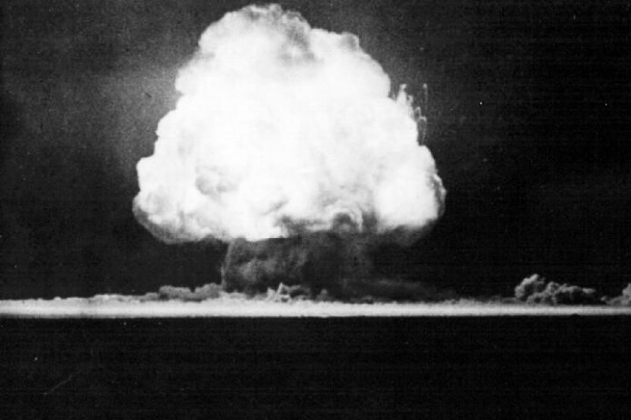 Atombomben som ble detonert i Trinity-prøvesprengningen 16. juli 1945 var på 19 kilotonn TNT. De første stadiene i eksplosjonen likner mye på de første stadiene av eksplosjonen i Beirut. Atombomben som ble detonert i Trinity-prøvesprengningen 16. juli 1945 var på 19 kilotonn TNT. De første stadiene i eksplosjonen likner mye på de første stadiene av eksplosjonen i Beirut.