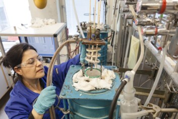 En prøveholder med magnetmateriale skal inn i en forsøksovn for høytemperatur elektrolyse. Der venter en prosess tilsvarende den som brukes ved aluminium-framstilling. (Foto: Thor Nielsen, Sintef) En prøveholder med magnetmateriale skal inn i en forsøksovn for høytemperatur elektrolyse. Der venter en prosess tilsvarende den som brukes ved aluminium-framstilling. (Foto: Thor Nielsen, Sintef)
