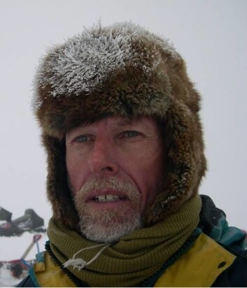 Det finnes ikke dårlige vær bare dårlige klær. Glasiolog Jon Ove Hagen er godt innpakket på feltarbeid på Svalbard. (Foto: Privat) Det finnes ikke dårlige vær bare dårlige klær. Glasiolog Jon Ove Hagen er godt innpakket på feltarbeid på Svalbard. (Foto: Privat)