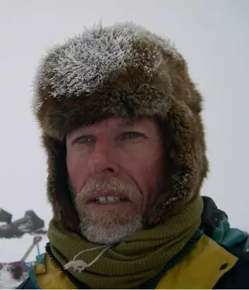 Det finnes ikke dårlige vær bare dårlige klær. Glasiolog Jon Ove Hagen er godt innpakket på feltarbeid på Svalbard. (Foto: Privat)