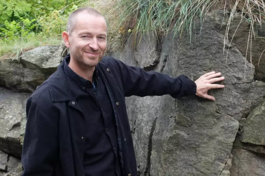 Like ved jobben kan geolog Henrik Svensen studere strukturene i 300 millioner år gamle vulkanganger.