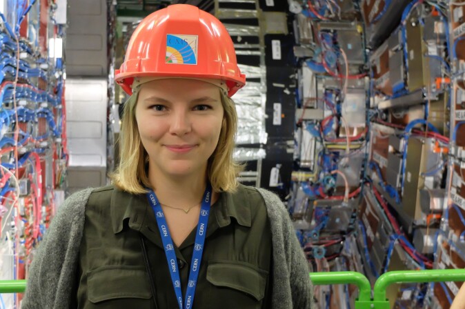 Hverdagen består i å analysere data på kontoret i Oslo. Men av og til tar Eli Bæverfjord Rye en tur til Cern, på grensen mellom Sveits og Frankrike, for å se de enorme installasjonene på nært hold. Hverdagen består i å analysere data på kontoret i Oslo. Men av og til tar Eli Bæverfjord Rye en tur til Cern, på grensen mellom Sveits og Frankrike, for å se de enorme installasjonene på nært hold.