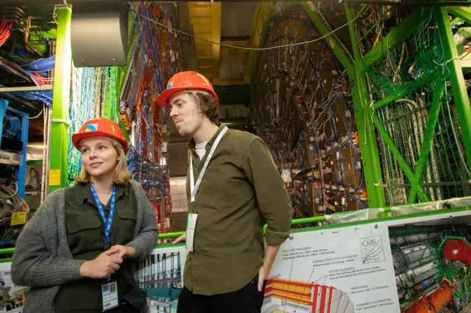 Eli Bæverfjord Rye og Anders Kvellestad på besøk ved CMS-eksperimentet, én av fire kjempestore detektorer langs den 27 kilometer lange partikkeltunnelen.