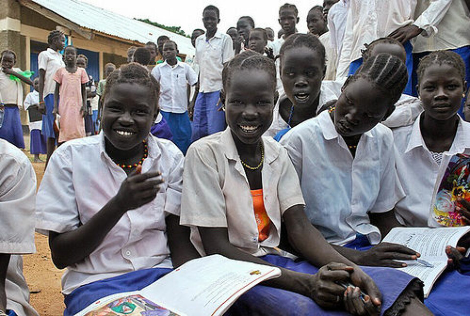 Jenter studerer til eksamen i Sudan. (Foto: Save the Children/Flickr)