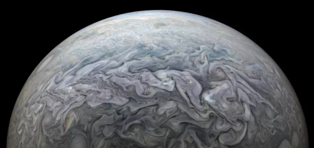 De evige stormene som herjer Jupiters overflate. Kjempens atmosfære består hovedsakelig av hydrogen og helium, akkurat som solen.