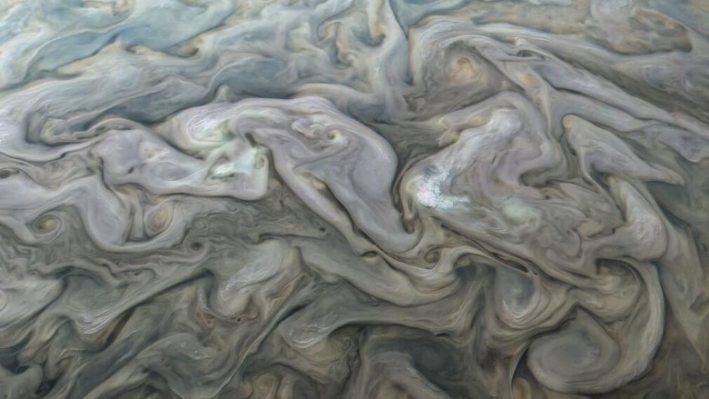 Nærbilde av de virvlende gasskyene som skjuler et enormt hav av flytende hydrogen i metallform dypt under atmosfæren. Nærbilde av de virvlende gasskyene som skjuler et enormt hav av flytende hydrogen i metallform dypt under atmosfæren.