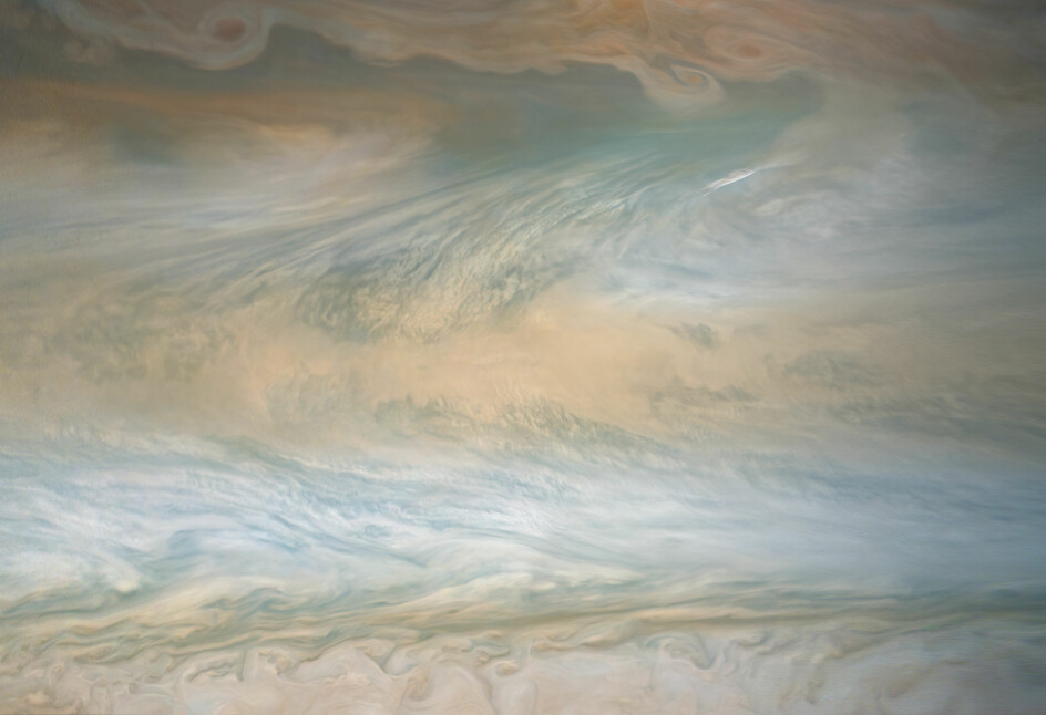 Tykke, hvite skyer ligger som et belte over Jupiters ekvator. Juno kan se gjennom skyene ved å måle mikrobølgestråling.