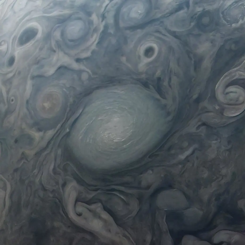 Et nærbilde av en av de utallige stormer som preger Jupiters overflate. Et nærbilde av en av de utallige stormer som preger Jupiters overflate.