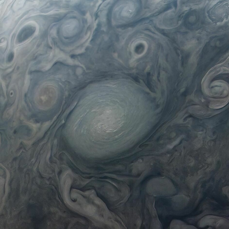 Et nærbilde av en av de utallige stormer som preger Jupiters overflate.