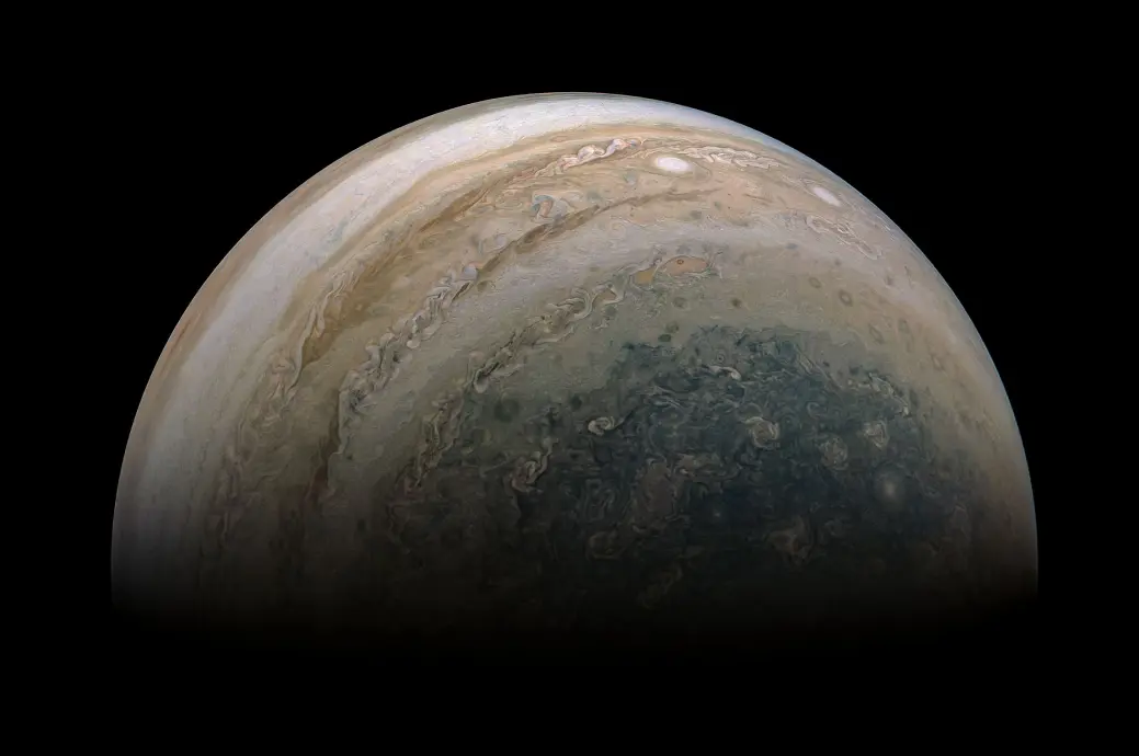 En av Jupiters poler. Til tider oppstår det polarlys her, skapt av planetens massive magnetfelt, som ved skydekket er 20 ganger sterkere enn magnetfeltet til jorden. En av Jupiters poler. Til tider oppstår det polarlys her, skapt av planetens massive magnetfelt, som ved skydekket er 20 ganger sterkere enn magnetfeltet til jorden.