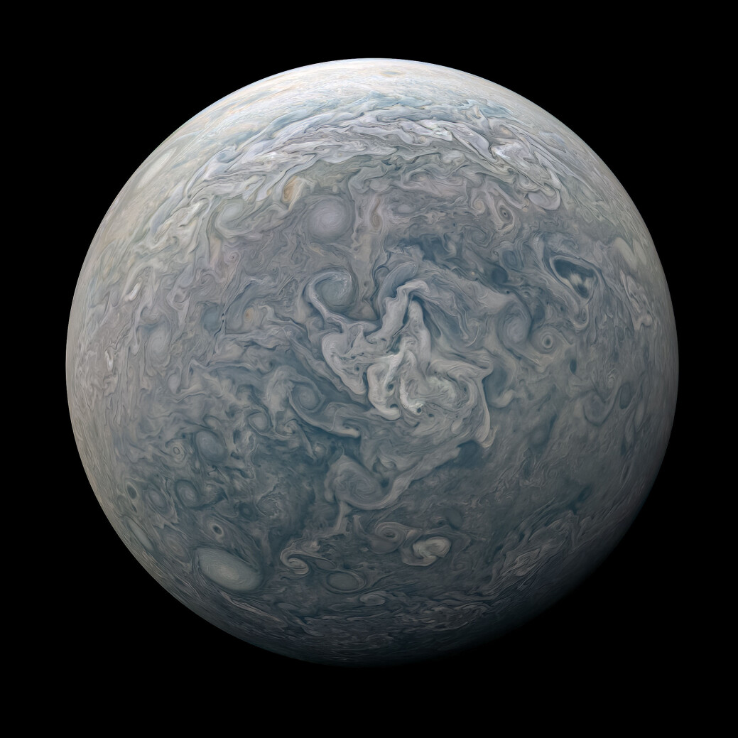 Et sammensatt bilde som viser hele Jupiter, fra en av polene. Når Juno har fullført sitt oppdrag, vil den styrte ned i atmosfæren og brenne opp, men vil trolig samle data til det siste og gi oss et innblikk i atmosfærens indre. Et sammensatt bilde som viser hele Jupiter, fra en av polene. Når Juno har fullført sitt oppdrag, vil den styrte ned i atmosfæren og brenne opp, men vil trolig samle data til det siste og gi oss et innblikk i atmosfærens indre.