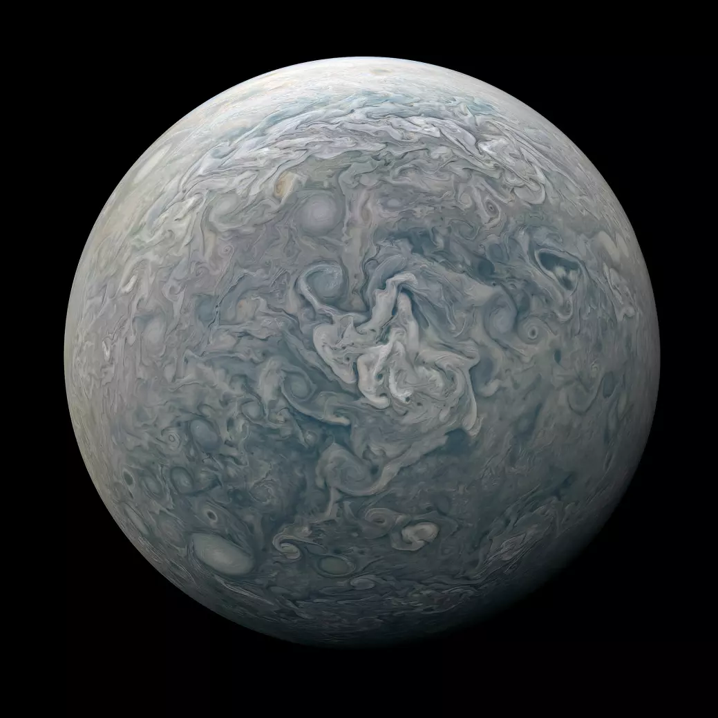 Et sammensatt bilde som viser hele Jupiter, fra en av polene. Når Juno har fullført sitt oppdrag, vil den styrte ned i atmosfæren og brenne opp, men vil trolig samle data til det siste og gi oss et innblikk i atmosfærens indre.