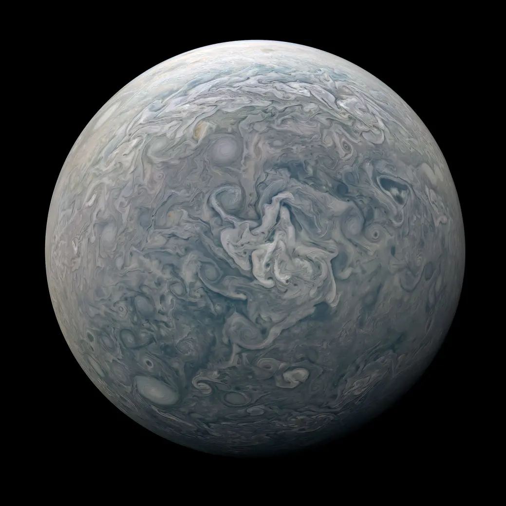 Et sammensatt bilde som viser hele Jupiter, fra en av polene. Når Juno har fullført sitt oppdrag, vil den styrte ned i atmosfæren og brenne opp, men vil trolig samle data til det siste og gi oss et innblikk i atmosfærens indre. Et sammensatt bilde som viser hele Jupiter, fra en av polene. Når Juno har fullført sitt oppdrag, vil den styrte ned i atmosfæren og brenne opp, men vil trolig samle data til det siste og gi oss et innblikk i atmosfærens indre.
