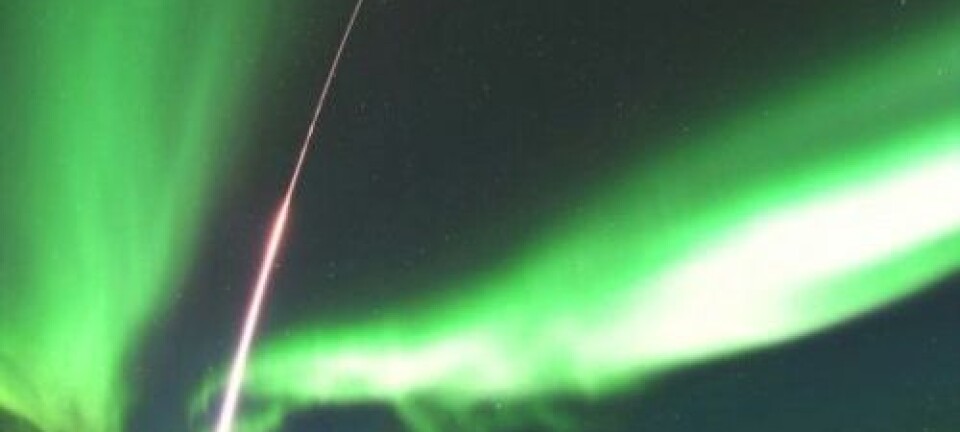 Sonderaketten MICA suser opp i nordlyset over Alaska. NASA/T.E. Zaperach
