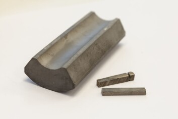 Magnet-råstoffet som Martinez bruker i gjenvinnings-eksperimentene er produsert for bruk i hard-disken i datamaskiner. Emnet er gitt av professor T. Okabe ved University of Tokyo. (Foto: Thor Nielsen, Sintef) Magnet-råstoffet som Martinez bruker i gjenvinnings-eksperimentene er produsert for bruk i hard-disken i datamaskiner. Emnet er gitt av professor T. Okabe ved University of Tokyo. (Foto: Thor Nielsen, Sintef)
