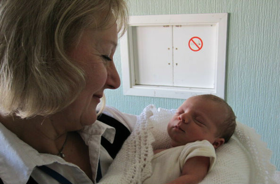 Fysiolog Marianne Thoresen med et barn som har fått behandling med kjøling og xenongass. (Foto: Emma Brown)