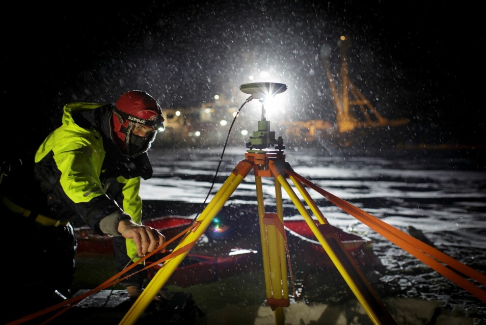 Forsker i arbeid på isen i Polhavet under innfrysningen av skipet Lance i 2015.