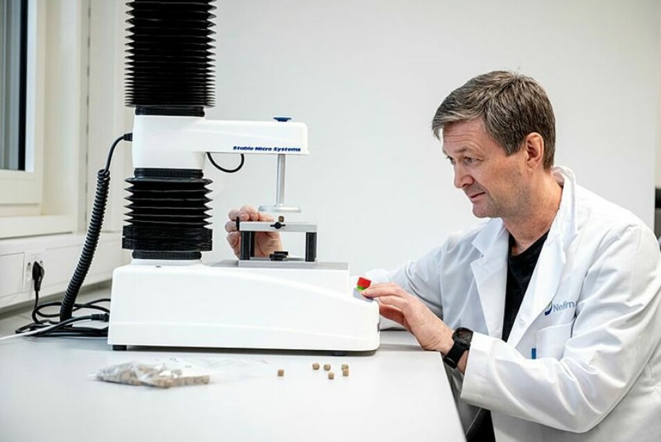 Tor Andreas Samuelsen tester bruddstyrken til fôrpelleten.