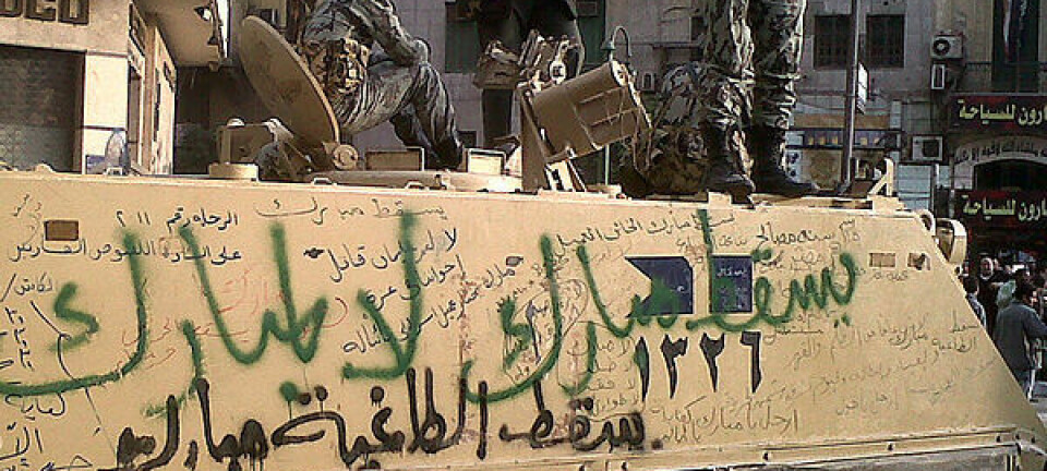 Demonstrantene har skrevet slagord mot Mubarak på et militært kjøretøy i Kairo. Bildet ble tatt 30. januar. (Foto: >Wikimedia Commons)