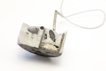 Innmat fra åpnet digel der magnetråstoff har vært gjennom et elektrolyse-eksperiment. Håpet til Martinez er at det sølvgrå materialet nederst til høyre skal være en "magnet-legering" som kan brukes i nye magneter. (Foto: Thor Nielsen, Sintef) Innmat fra åpnet digel der magnetråstoff har vært gjennom et elektrolyse-eksperiment. Håpet til Martinez er at det sølvgrå materialet nederst til høyre skal være en "magnet-legering" som kan brukes i nye magneter. (Foto: Thor Nielsen, Sintef)