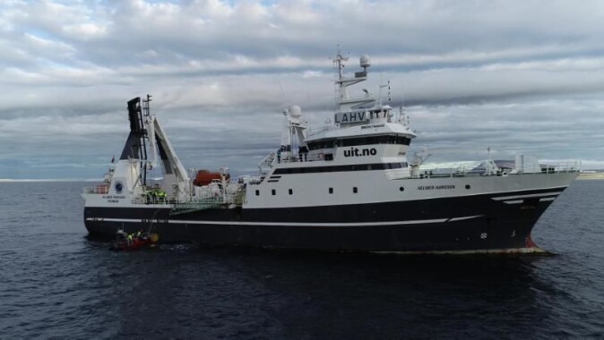 FF Helmer Hanssen i Rijpfjorden september 2020 for å hente opp havobservatoriet som da hadde stått ute i to år. FF Helmer Hanssen i Rijpfjorden september 2020 for å hente opp havobservatoriet som da hadde stått ute i to år.