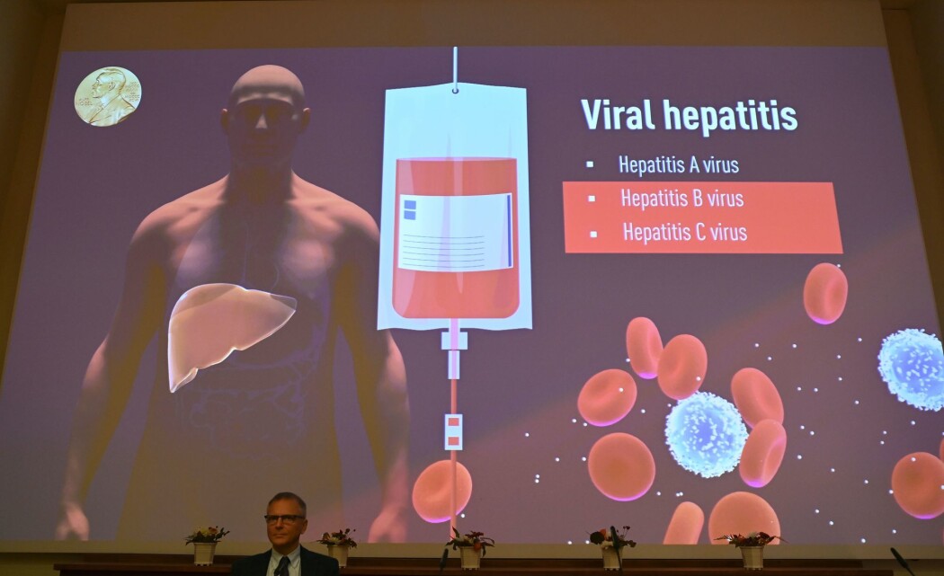 Patrik Ernfors, medlem i nobelkomiteen, sitter foran en presentasjon som viser arbeidet til årets vinnere av Nobelprisen i fysiologi eller medisin. (Photo by Jonathan NACKSTRAND / AFP) Patrik Ernfors, medlem i nobelkomiteen, sitter foran en presentasjon som viser arbeidet til årets vinnere av Nobelprisen i fysiologi eller medisin. (Photo by Jonathan NACKSTRAND / AFP)