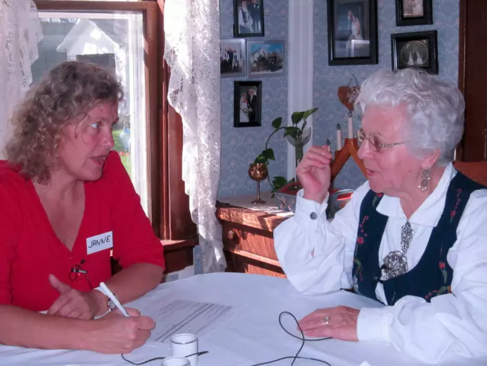 Janne Bondi Johannessen i samtale med Emma fra Harmony i Minnesota. Hun er tredje generasjons norskamerikaner og har arbeida på farmen hele livet. (Foto: Fotorettigheter: Janne Bondi Johannessen))