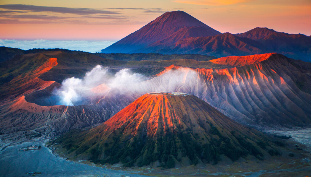 Vulkaner spiller en rolle i jordens trege karbonkretsløp, der gammel CO2 resirkuleres. Bildet er fra Java, Indonesia. Vulkaner spiller en rolle i jordens trege karbonkretsløp, der gammel CO2 resirkuleres. Bildet er fra Java, Indonesia.