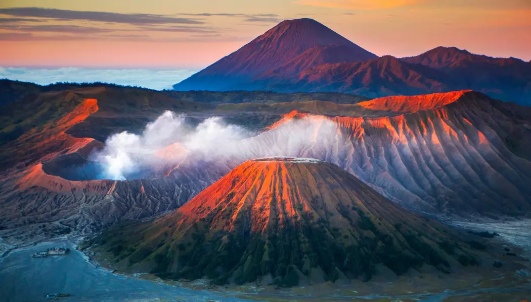 Vulkaner spiller en rolle i jordens trege karbonkretsløp, der gammel CO2 resirkuleres. Bildet er fra Java, Indonesia.