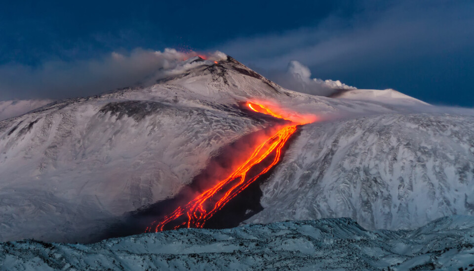 Vulkanutbrudd på Etna i snø.
