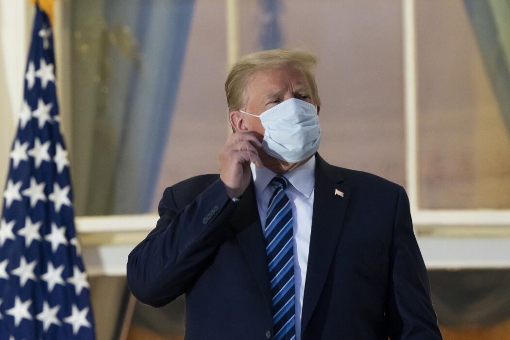 President Donald Trump tar av seg munnbindet før han går inn i Det hvite hus etter å ha blitt utskrevet fra Walter Reed-sykehuset. President Donald Trump tar av seg munnbindet før han går inn i Det hvite hus etter å ha blitt utskrevet fra Walter Reed-sykehuset.