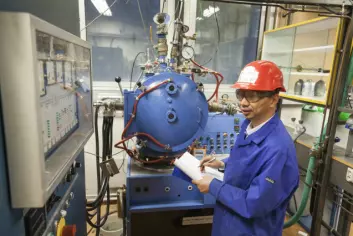 Metallurg Kai Tang separerer sjeldne jordartsoksider fra nikkel-metall hydrid-batterier ved hjelp av denne høyfrekvente vakuum-ovnen. (Foto: Thor Nielsen, Sintef)