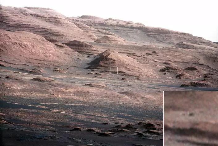 Lag ved de nederste skråningene på Sharp-fjellet ligger bare i dagen. Dette er et spennende område for Curiosity å undersøke. Det innfelte bildet viser en mørk stein som har omtrent samme størrelse som Curiosity. (Foto: NASA/JPL)