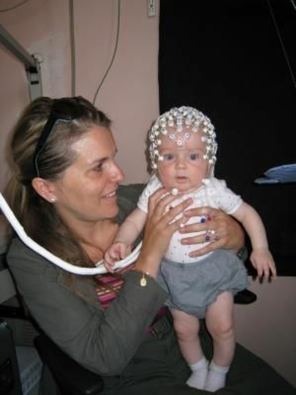 Nesten 100 babyer deltok i forsøket. Alle fikk de et nett av elektroder feste på hodet. På den måten kunne forskerne lese av de elektriske signalene i de små hjernene. (Foto: Sid Kouider)