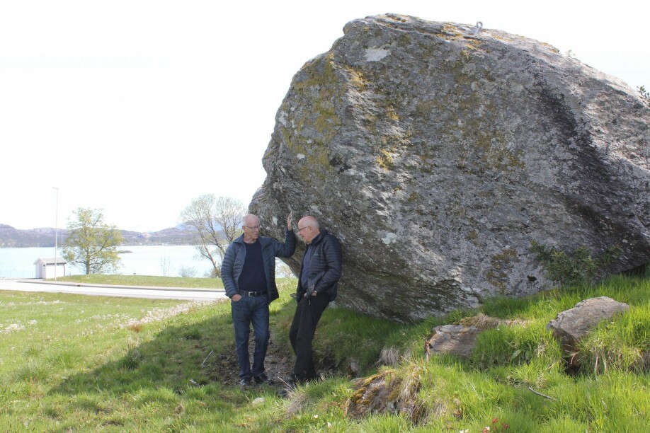 Forskarane Nils Tore Økland og Bjørn Bjørlykke har samla dei ulike forteljingane om steinen, saman med 2000 andre segner.