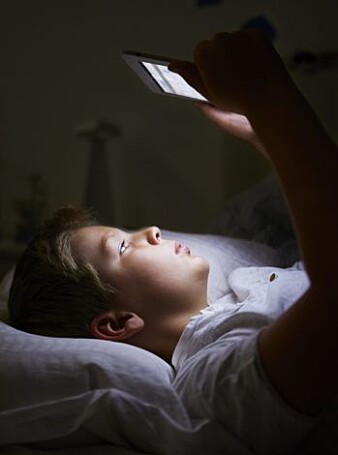 Tapping, viewing and typing. A survey shows that Norwegian children in the age group 9-16 years spend almost four hours online every day. This is a doubling since 2010. Tapping, viewing and typing. A survey shows that Norwegian children in the age group 9-16 years spend almost four hours online every day. This is a doubling since 2010.