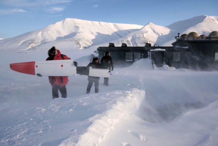 Tøffe værforhold under montering av CryoWing på Svalbard. (Foto: NORUT) Tøffe værforhold under montering av CryoWing på Svalbard. (Foto: NORUT)