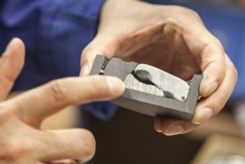 Innmat fra nikkel-metall hydridbatteri etter behandling med høytemperatur metallurgiske prosesser. Øverst til høyre: slagg som inneholder sjeldne jordartsoksider. (Foto: Thor Nielsen, Sintef) Innmat fra nikkel-metall hydridbatteri etter behandling med høytemperatur metallurgiske prosesser. Øverst til høyre: slagg som inneholder sjeldne jordartsoksider. (Foto: Thor Nielsen, Sintef)
