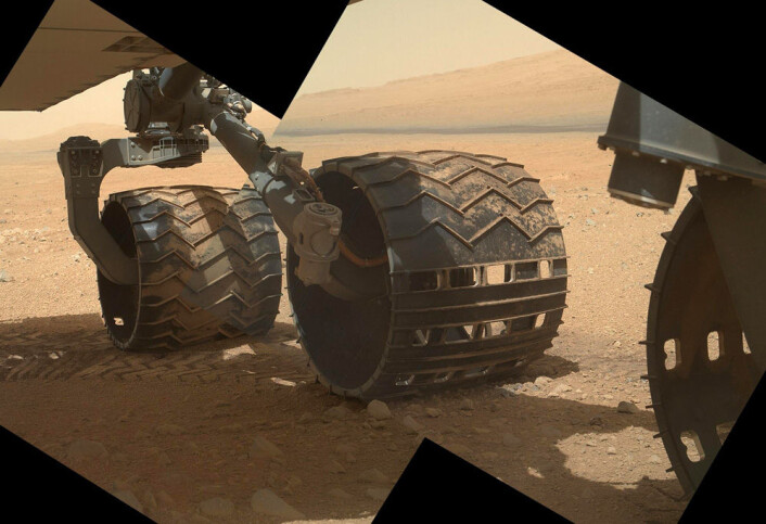 Hjulene på Curiosity er laget av aluminium. Bildet ble tatt 9. september 2012, under den 34. arbeidsdagen til marsbilen. (Foto: NASA/JPL) Hjulene på Curiosity er laget av aluminium. Bildet ble tatt 9. september 2012, under den 34. arbeidsdagen til marsbilen. (Foto: NASA/JPL)