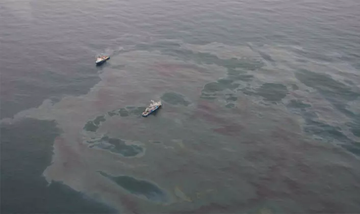Luftfoto fra oljevernøvelsen viser oljeflaket fra lav høyde. (Foto: Kystverket/NOFO/Sundt Air)